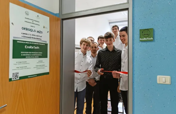Tako so dijaki tretjega letnika gimnazije v Ilirski Bistrici slovesno 
odprli kabinet, ki ga je šola namenila za potrebe projekta 
EcoReTech.
