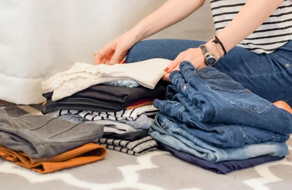 Če v garderobni omari opazite molje, ukrepajte takoj: najprej 
povsem izpraznite omaro z oblačili in vsa oblačila operite ter 
zlikajte.