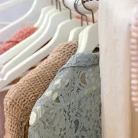 

 Molji se najraje naselijo v oblačila, ki so že bila nošena in imajo 
vonj po hrani ali znoju, zato takšnih oblačil nikar ne vračajte v 
omaro.