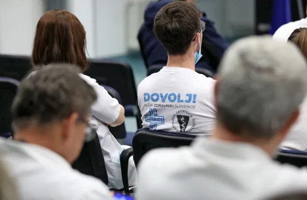 Enako kot Fidesovo sporočilo Dovolj! tudi prenaročeni bolniki in 
kritična javnost Fidesu in vladi sporočajo, da  je dovolj izsiljevanj in 
zlorabljanja bolnikov s stavko. 