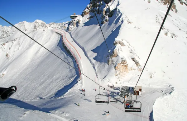 Ekipa, ki skrbi za varnost žičniških naprav, prihaja na Kanin prek 
Selle Nevee do meje  na Prevali, od tam gredo s teptalcem do  
zaprte restavracije Prestreljenik. 