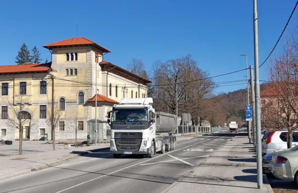 Senožejci   so bili zelo potrpežljivi pri prenašanju  vseh težav,  ki jih prinaša vožnja tovornjakov skozi kraj, zdaj pa je čas, da se to spremeni. 