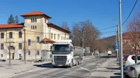  Senožejci   so bili zelo potrpežljivi pri prenašanju  vseh težav,  ki jih prinaša vožnja tovornjakov skozi kraj, zdaj pa je čas, da se to spremeni. 