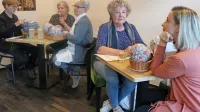 Štiri klekljarice, štiri različne poti v svet čipk in še peta, vsestranska Sonja Mlakar kot voditeljica njihove 
predstavitve  