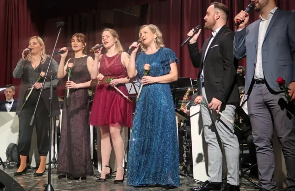 Plesni orkester in šest idrijskih pevcev so Valentinov koncert v 
hipu razprodali in številne privržence pustili pred vrati neprimerne 
dvorane.