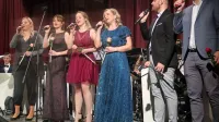 Plesni orkester in šest idrijskih pevcev so Valentinov koncert v 
hipu razprodali in številne privržence pustili pred vrati neprimerne 
dvorane.
