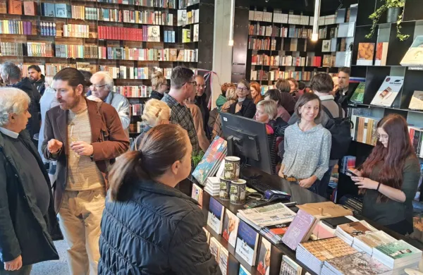 V knjižnem delu Maks ponuja nekaj tisoč strokovnih in leposlovnih 
knjig različnih založb. Za goste iz Gorice tudi v italijanskem 
jeziku.