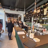 V kavarniškem delu so na voljo različne vrste kave in čajev,  
buteljčna vina in ostale pijače, pa tudi prigrizki, da bralci ne bodo 
lačni.