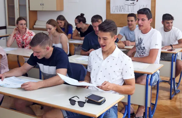 Nekateri srednješolci se sprašujejo, zakaj so slovnična pravila sploh potrebna, pravi profesorica slovenščine na STŠ Koper Eva Sluga.