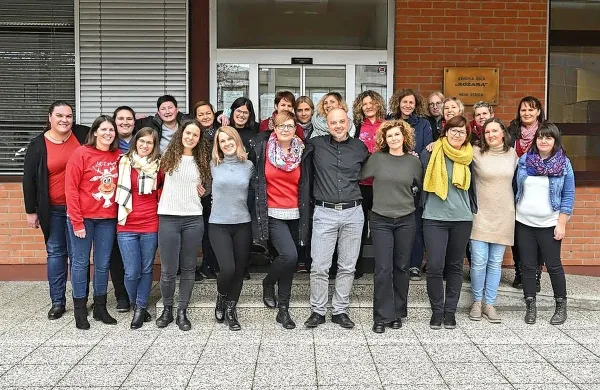       Iz skromnih začetkov se je v treh desetletjih razvila močna služba 
za dodatno strokovno pomoč učencem s posebnimi potrebami.   