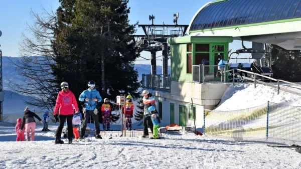 Na smučišču Cerkno te dni obratujejo le tri naprave (Brdo, Grič in 
dolina) in posledično tri proge, ki so v celoti pokrite le s 
kompaktnim snegom.