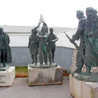 Josip Broz Tito je bil voditelj partizanskega gibanja in Jugoslavije 
do svoje smrti leta 1980.