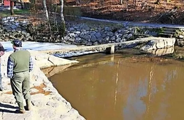 Smrdeča gmota gnojnice je včeraj dosegla   jez  pri    Cenetovem  
mlinu pod vasjo Hrašče.     