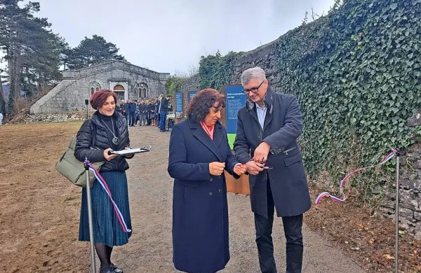 Matej Oset in Alenka Štrucl Dovgan sta tako v ponedeljek uradno 
odprla informacijsko točko drugega tira ob vodohranu. 