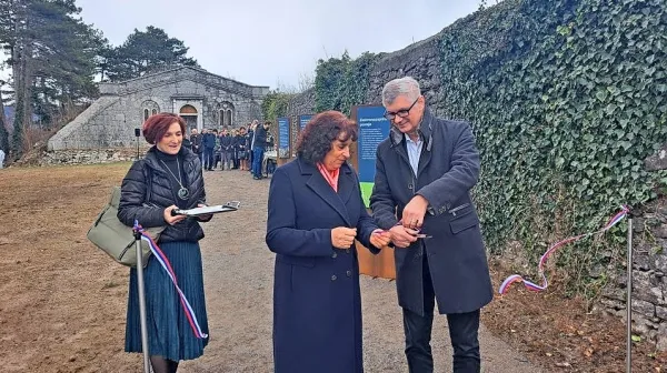 Matej Oset in Alenka Štrucl Dovgan sta tako v ponedeljek uradno 
odprla informacijsko točko drugega tira ob vodohranu. 