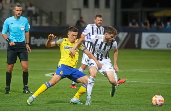 Poleti je Mura (v črno-beli opremi) na gostovanju ohladila 
Koprčane z zmago s 3:1.