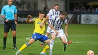 Poleti je Mura (v črno-beli opremi) na gostovanju ohladila 
Koprčane z zmago s 3:1.