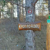  Ob Slovenski planinski poti razgledni rob Gore med Colom in Predmejo povezujejo  tri enovito urejene tematske pešpoti: Pot po koralnem grebenu, Pot po Angelski gori in Pot po Dolu  gor in dol. 
