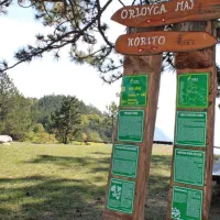 Vrh Jone popotnika  na Poti po Dolu gor in dol  pričaka  bronasti kip matere Gorjanke, delo akademskega kiparja Zmaga Posege.  