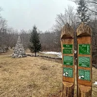 Pot po Angelski gori od znanega Otliškega okna vodi  tudi do 
kamnite spirale. 