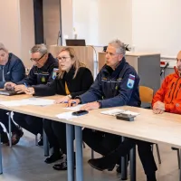 Kmetijska ministrica Mateja Čalušić si je včeraj ogledala razmere na terenu ter se sestala   s predstavniki institucij, ki 
opravljajo nadzor nad onesnaženjem in poskušajo preprečiti še večjo škodo.