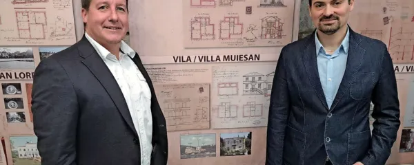 Uroš Zagradnik (levo) in Matej Muženič sta  sta natančno  popisala 
in preučila   42 arhitekturnih načrtov portoroških vil. 