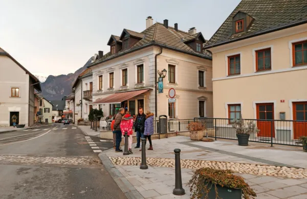 Bovške ulice so skoraj prazne. 