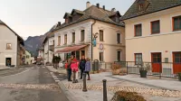 Bovške ulice so skoraj prazne. 