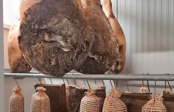 V preteklosti so pršuti, salame in klobase viseli na burji. Danes 
njeno delo opravljajo komore.
