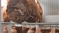 V preteklosti so pršuti, salame in klobase viseli na burji. Danes 
njeno delo opravljajo komore.
