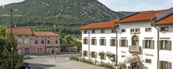 Hotel Sabotin v Solkanu je dobil ime po bližnjem hribu Sabotin, ki 
se dviga onkraj reke Soče.