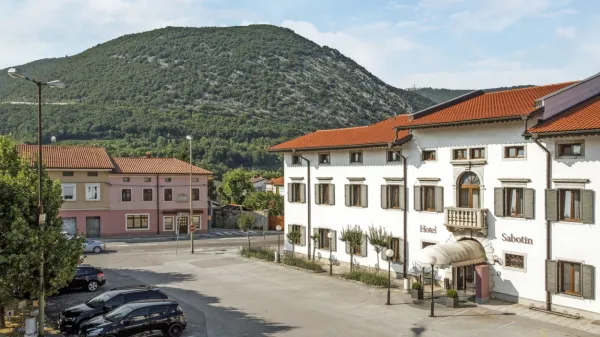 Hotel Sabotin v Solkanu je dobil ime po bližnjem hribu Sabotin, ki 
se dviga onkraj reke Soče.