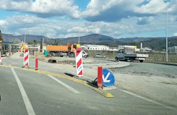 Krožišče urejajo že od leta 2022, do konca maja naj bi ga vendarle 
dokončali.