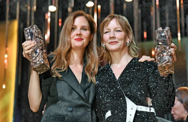 Sodna drama Anatomija padca francoske režiserke Justine Triet 
(levo) je prejela šest cezarjev,  med drugim je Sandra Hüller  prejela 
nagrado za najboljšo igralko. 