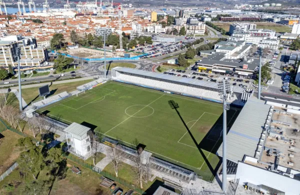Po 14 letih teptanja  travnata površina stadiona Bonifika kar kliče 
po zamenjavi.