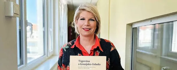 

Petra Bole, direktorica Muzejev radovljiške občine, s še svežo 
znanstveno monografijo Trgovina s kranjsko čebelo