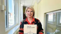 

Petra Bole, direktorica Muzejev radovljiške občine, s še svežo 
znanstveno monografijo Trgovina s kranjsko čebelo