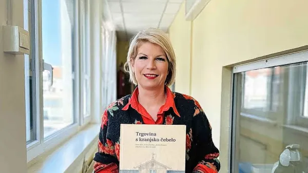 

Petra Bole, direktorica Muzejev radovljiške občine, s še svežo 
znanstveno monografijo Trgovina s kranjsko čebelo
