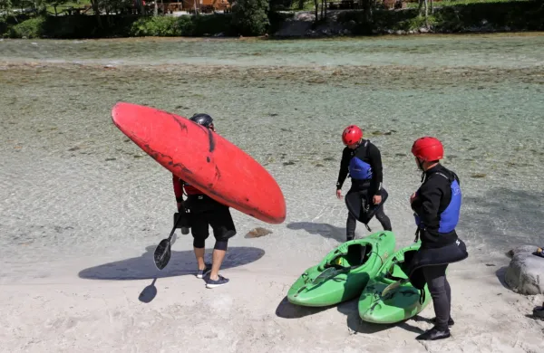 Kot zdaj kaže, bodo morali kajakaši za plovbo po Soči od Bovca do 
Tolmina plačati tri evre v Bovcu, deset v Kobaridu in pet v 
Tolminu. 
