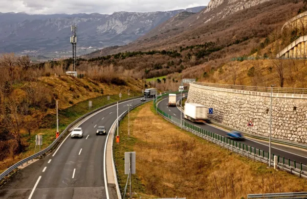 Dodatno protivetrno zaščito bodo najprej postavili na pet kilometrov dolgem odseku med Razdrtim in Vipavo. 