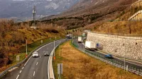 Dodatno protivetrno zaščito bodo najprej postavili na pet kilometrov dolgem odseku med Razdrtim in Vipavo. 