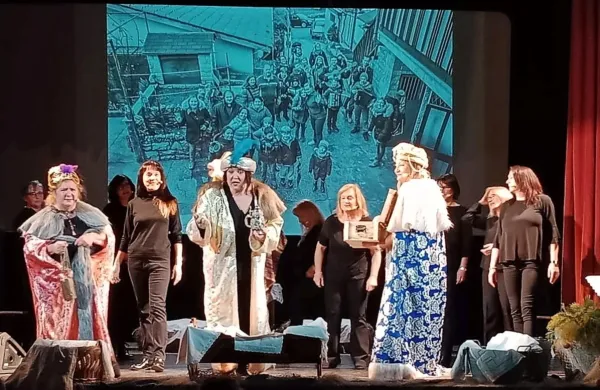 Pia Cah (levo) v vlogi enega od svetih treh kraljev, v katere so se med koledovanjem po Križu nekoč lahko 
opremili zgolj fantje. “Ma ka j' t'ma?  A se vi hecate?” je občinstvo nasmejala Pia. 