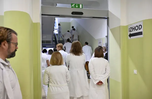 Najdaljša zdravniška stavka v zgodovini Slovenije se danes  
preveša v sedmi teden. 