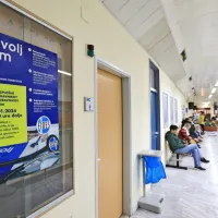Na mizi tudi izmensko delo zdravnikov