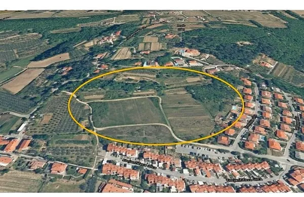 Skoraj pet hektarjev veliko območje med Srebrničevo ulico in 
Razgledno cesto, kjer naj bi investitorji zgradili 166 vrstnih hiš. 