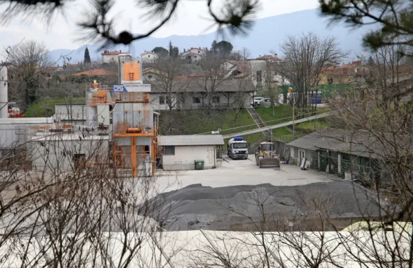 Vrtojbenci se čudijo, da ministrstvo za okolje, prostor in energijo priznava, da lokacija asfaltne baze ni 
primerna, da pa nima ukrepov, ki bi  pospešili selitev. 