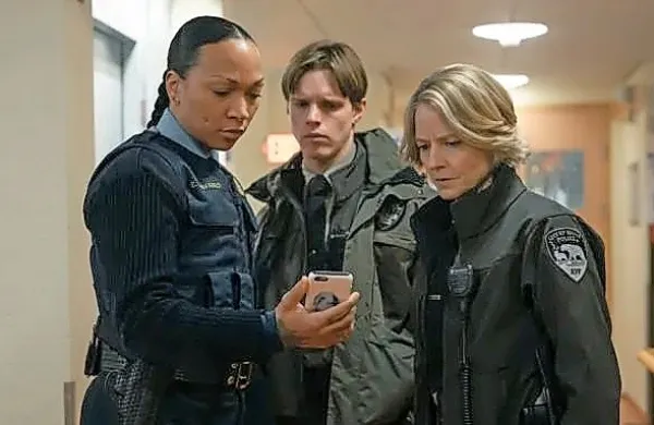 Evangeline Navarro (Kali Reis levo) z Liz Danvers (Jodie Foster) in 
njunim mladim ter obetavnim pomočnikom Peter Prior (Finn 
Bennett) 