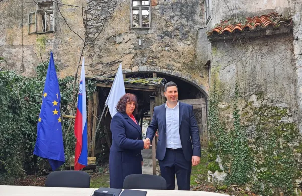 Divaška županja Alenka Štrucl Dovgan in Andrej Prunk ob podpisu pogodbe 