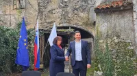 Divaška županja Alenka Štrucl Dovgan in Andrej Prunk ob podpisu pogodbe 