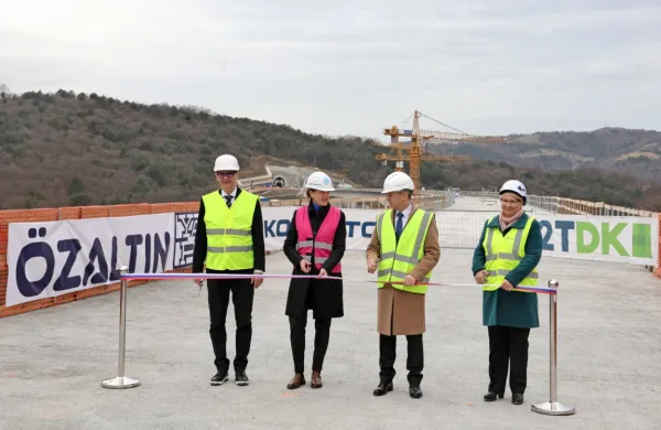 Trak na slavnostni otovoritvi zadnjega viadukta na trasi drugega 
tira Vinjan so prerezali (z leve): generalni direktor 2TDK Matej Oset, 
ministrica za infrastrukturo Alenka Bratušek, premier Robert 
Golob in vodja predstavništva Evropske komisije v Sloveniji 
Jerneja Jug Jerše.